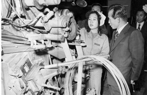 Park Chung-hee đến thăm một nhà máy vào năm 1965.
