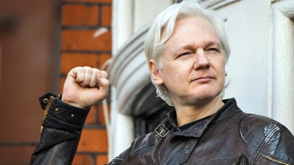 Julian Assange, bài học từ những người dàn ông nổi tiếng