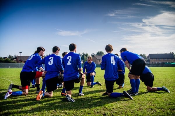 Các môn thể thao theo nhóm cũng đem lại lợi ích to lớn như cải thiện kỹ năng giao tiếp, tập trung, kiểm soát căng thẳng.