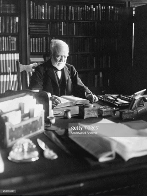 Andrew Carnegie đọc sách ở văn phòng của mình.