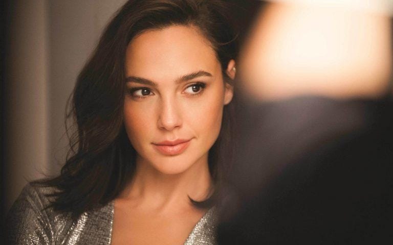 Gal Gadot hiện đang là gương mặt đại diện của Revlon