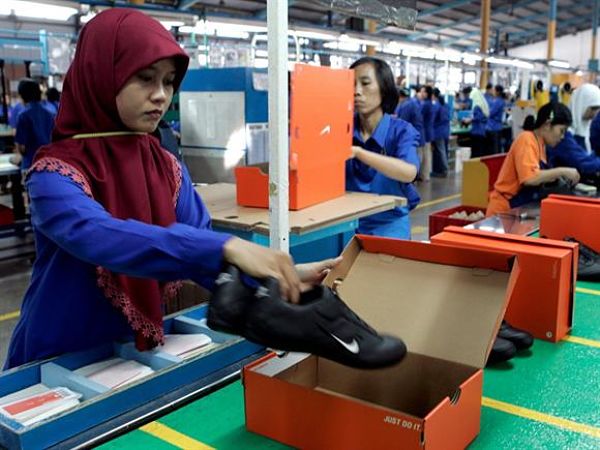 Công nhân đóng gói giày tại một nhà máy Nike ở Tangerang, tỉnh Tây Java, Indonesia. Bằng việc tăng lương và minh bạch hơn về các quy phạm lao động, Nike đã dần lấy lại được hình ảnh.
