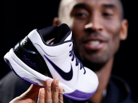 Ngày nay, Nike vẫn sử dụng hình ảnh của các vận động viên nổi tiếng như Kobe Bryant để bán sản phẩm.