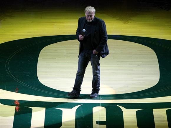 Nhà sáng lập Nike Phil Knight phát biểu trước trận đấu giữa Oregon Ducks-USC Trojans tại lễ khai mạc Matthew Knight Arena hôm 13/1/2011 tại Eugene, Oregon.