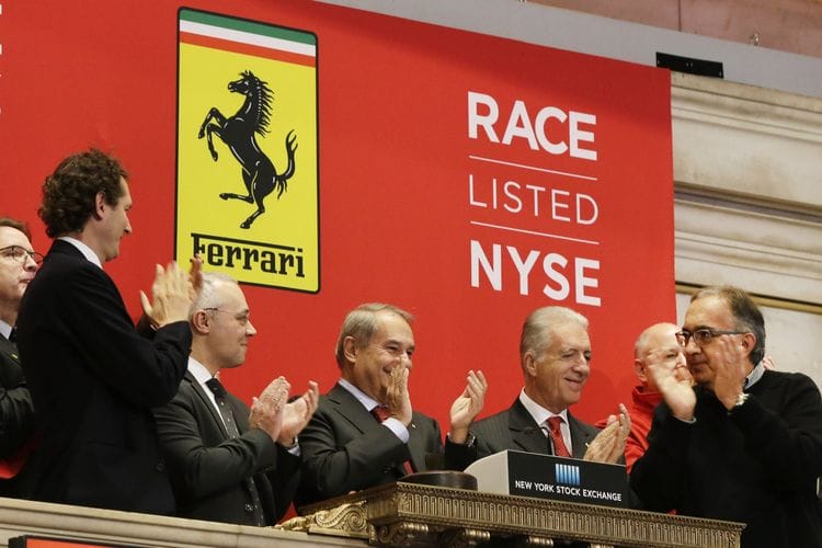 Marchionne (ngoài cùng bên phải) tại sự kiện IPO (chào bán cổ phiếu lần đầu ra công chúng) của Ferrari vào năm 2015