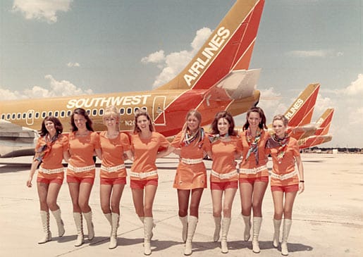 Những chiếc quần màu đỏ cam của tiếp viên Southwest Airlines thời kỳ đầu đã gây ấn tượng mạnh.