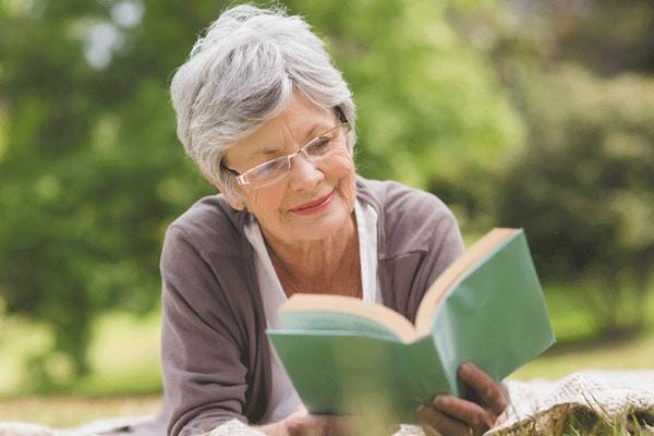 Đọc sách giúp đẩy lùi bệnh Alzheimer