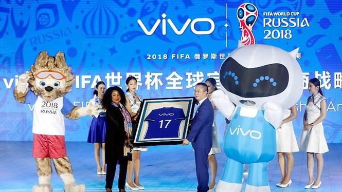 Phó chủ tịch cấp cao của Vivo Ni Xudong (bên phải, đằng trước) và Tổng thư ký FIFA Fatma Samoura cầm chiếc áo bóng đá trong một sự kiện công bố Vivo tài trợ cho FIFA Football World Cup ở Bắc Kinh hôm 31.5.2017<br />  ẢNH: REUTERS