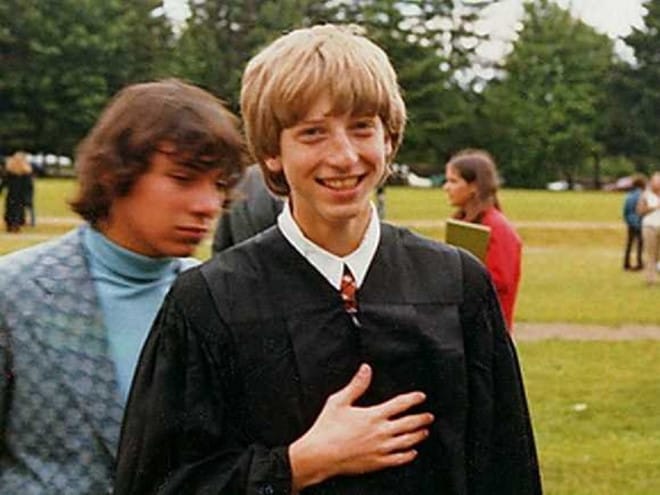 Bill Gates trúng tuyển vào Đại học Harvard với thành tích rất cao trong kỳ thi SAT, nhưng ông nhanh chóng bỏ học để theo đuổi ước mơ thành triệu phú