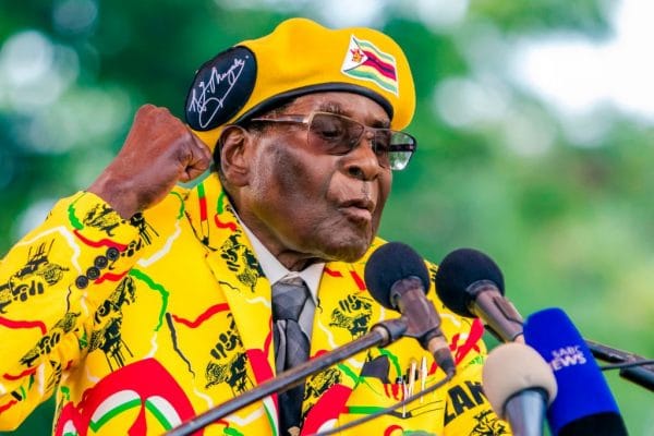 Zimbabwe – nơi lạm phát đã phi mã lên đến 500.000% bởi nền kinh tế bị tàn phá dưới sự cai trị của Tổng thống Robert G. Mugabe.