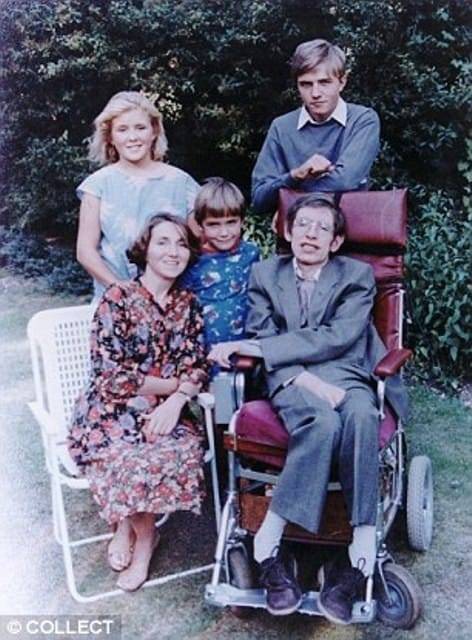 Gia đình Stephen Hawking và 3 người con.