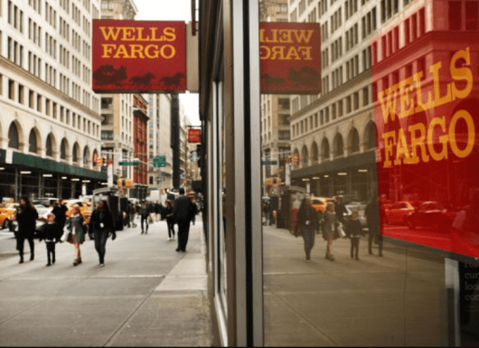 Năm 1990, tổng tải sản Wells Fargo là 56 tỷ, vốn chủ trên 3 tỷ, lợi nhuận trước thuế trên 1 tỷ, sau khi đã trích lập dự phòng 300 triệu.