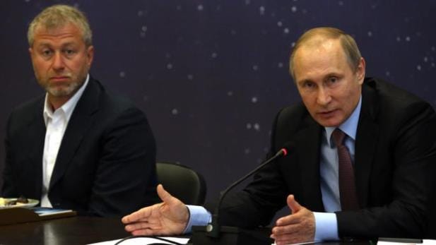 Abramovich luôn có mặt mỗi khi Putin cần sự ủng hộ và giúp đỡ. Nguồn: The Times