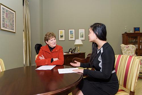 Amanda Nguyen làm việc với thượng nghị sĩ Jeanne Shaheen của bang New Hampshire, người bảo trợ chính cho dự luậtAmanda Nguyen làm việc với thượng nghị sĩ Jeanne Shaheen của bang New Hampshire, người bảo trợ chính cho dự luật