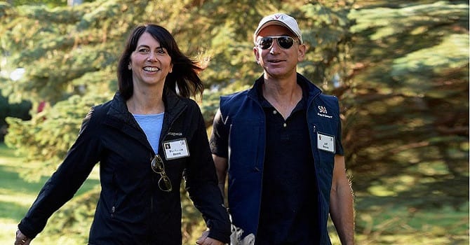 Jeff Bezos cùng vợ - tiểu thuyết gia MacKenzie Bezos