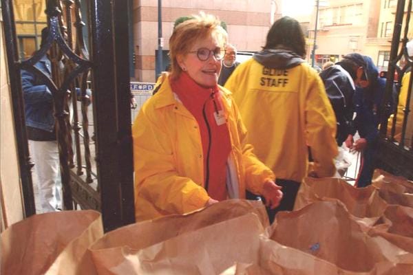 Hoạt động tình nguyện của Susie Buffett trong chương trình Grocery Bag Giveaway của GLIDE