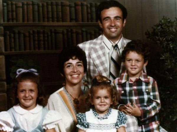 Sheryl Sandberg (đầu tiên bên trái) là chị cả trong gia đình