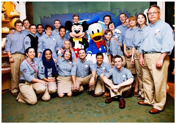  sở hữu hơn 1.000 nhân vật, trong đó có rất nhiều nhân vật "tầm cỡ" như chuột Mickey hay vịt Donald. Không chỉ bán bản quyền những tác phẩm của mình, Walt Disney còn mở rộng kinh doanh bằng việc nhượng quyền thương hiệu.