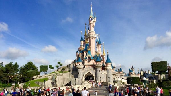 Disney Land đã thu hút khách du lịch từ mọi nơi trên thế giới, giúp việc kinh doanh ngày càng phát triển.