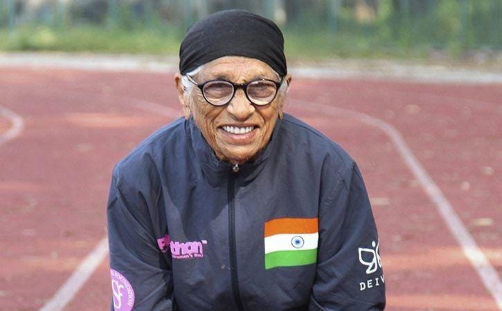 Bà Man Kaur - người vừa giành lấy tấm huy chương vàng trong cuộc đua điền kinh dành cho vận động viên thuộc nhóm tuổi từ 100 đến 104.