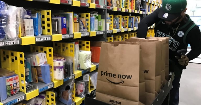 Từ lịch sử mua sắm trước đó Amazon sẽ có thêm dữ liệu về sở thích và sản phẩm khách hàng muốn mua trong tương lai.