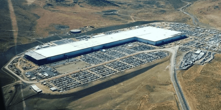Siêu nhà máy (gigafactory) của Tesla với tham vọng cung cấp pin điện cho khoảng 800.000 ô tô điện trên toàn cầu.