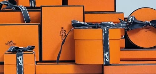 Hộp đựng sản phẩm có màu cam đặc trưng của Hermès