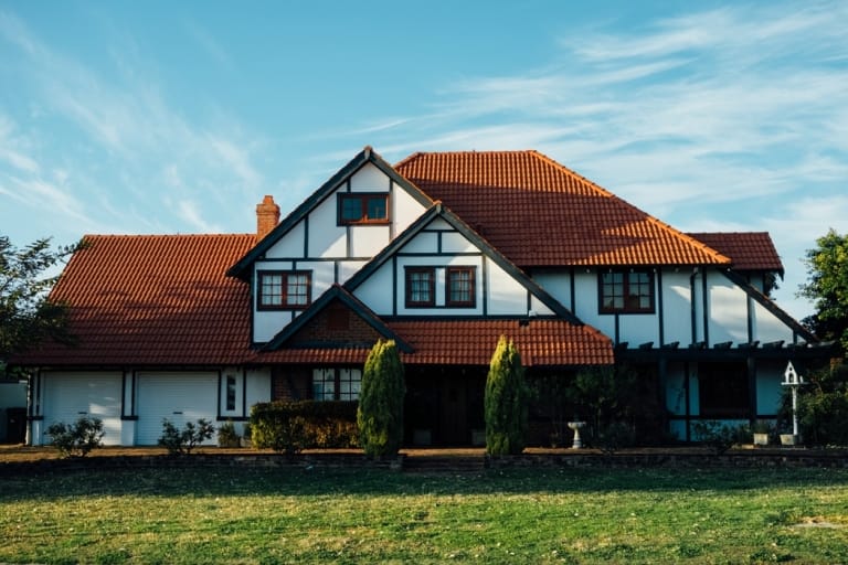 Trước khi bạn muốn đầu tư vào cổ phiếu, bạn nên xem xét việc mua một ngôi nhà