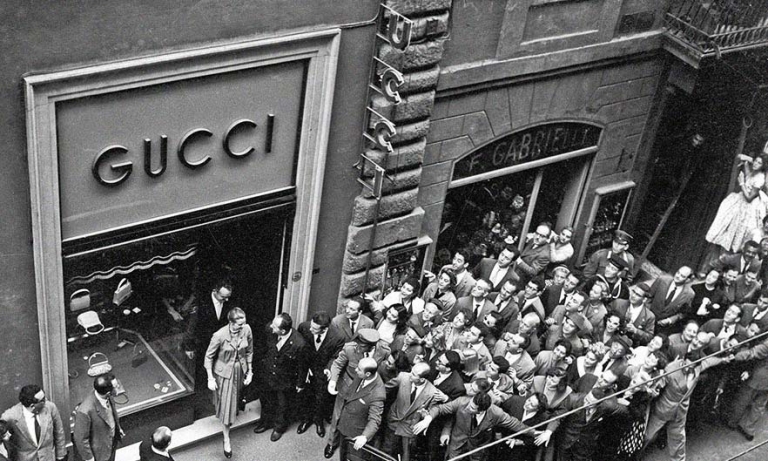 Gucci nhanh chóng nhận ra, bản chất của ngành thời trang là phục vụ cho cái đẹp của con người nhưng đồng thời cũng còn dẫn dắt con người đến với cái đẹp mà thời trang có thể sáng tạo ra.