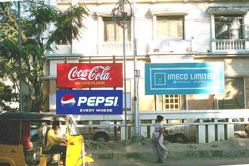 Bức ảnh này rất thú vị. Coca Cola thuê tầng 2 của tòa nhà để làm văn phòng đại diện và marketing, họ treo một tấm biển chỉ dẫn ghi rõ: "Coca-Cola ở tầng hai". Vài ngày sau, Pepsi xuất hiện với khẩu hiệu: "Pepsi thì có mặt ở mọi nơi"