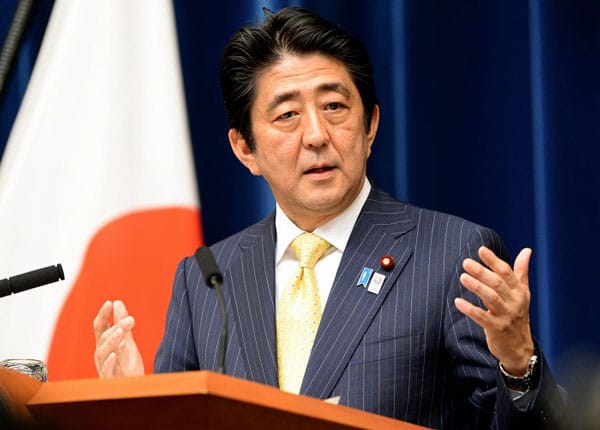 Để đối phó với điều này, Thủ tướng Shinzo Abe đã đưa ra nhiều sáng kiến nhằm giảm tải công việc