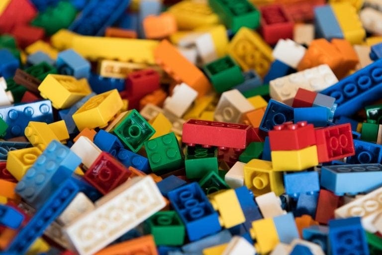 Có hơn 900 triệu kiểu đồ chơi có thể được tạo ra chỉ với 6 khối Lego cùng màu