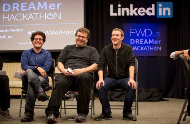  Mark Zuckerberg tiếp cận Hoffman và hỏi ông có hứng thú với startup mạng xã hội Facebook hay dịch vụ chuyển file Wirehog của cậu hay không. 