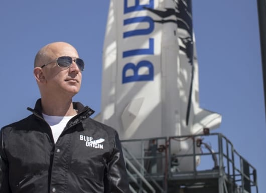 Để có thể xây dưng và phát triển Blue Origin, Jeff Bezos đã phân bổ hàng năm 1 tỷ đô la Mỹ từ Amazon cho công ty hàng không vũ trụ này của mình