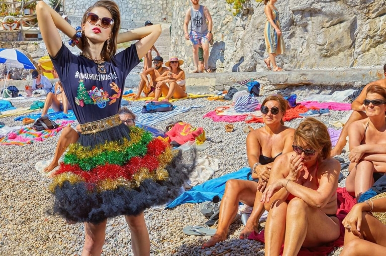 Sự tương phản rõ rệt giữa dàn người mẫu xa hoa của Dolce & Gabbana với những người dân bình thường.