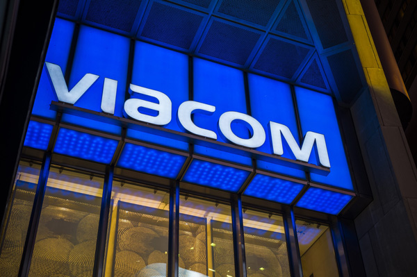 Viacom vay rất nhiều tiền để có thể mua lại Paramount. Bằng việc sử dụng biện pháp kích cầu, giá trị cổ phiếu của Viacom tăng lên rất nhiều cùng với việc gia tăng giá trị tài sản của công ty này.