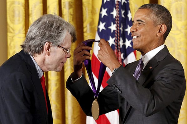 Stephen King được cựu Tổng thống Barack Obama trao tặng Huân chương quốc gia vì nghệ thuật vào năm 2015