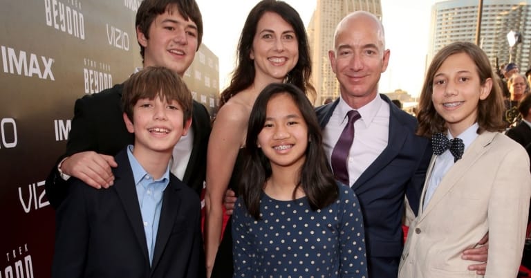Jeff Bezos bên vợ và các con