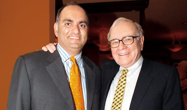 Mohnish Pabrai (trái) đã từng chi 650.000 USD để ăn trưa cùng Warren Buffett