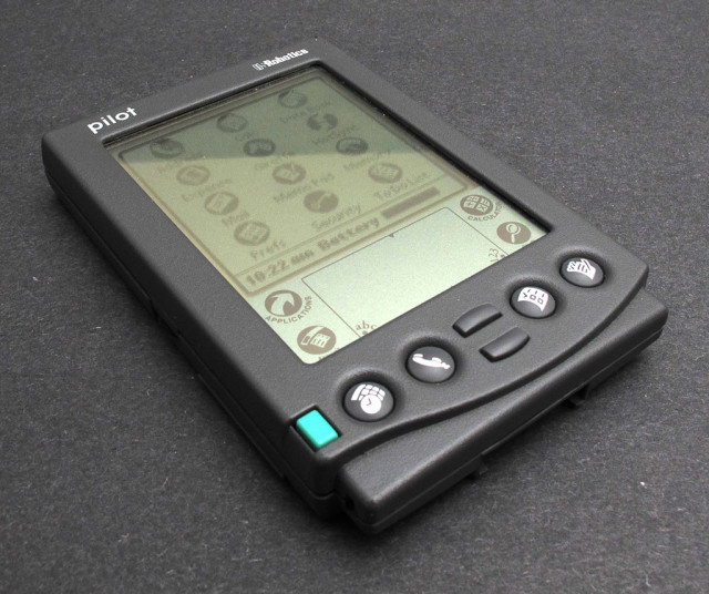 Sản phẩm đầu tiên của Peter Thiel và những người bạn với Paypal là cho phép người dùng chuyển tiền qua máy Palm Pilot.