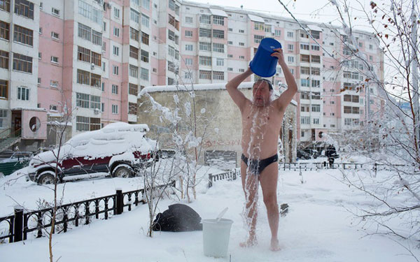 Tắm nước nóng ngoài trời tuyết, một thói quen thú vị của người dân tại đây.