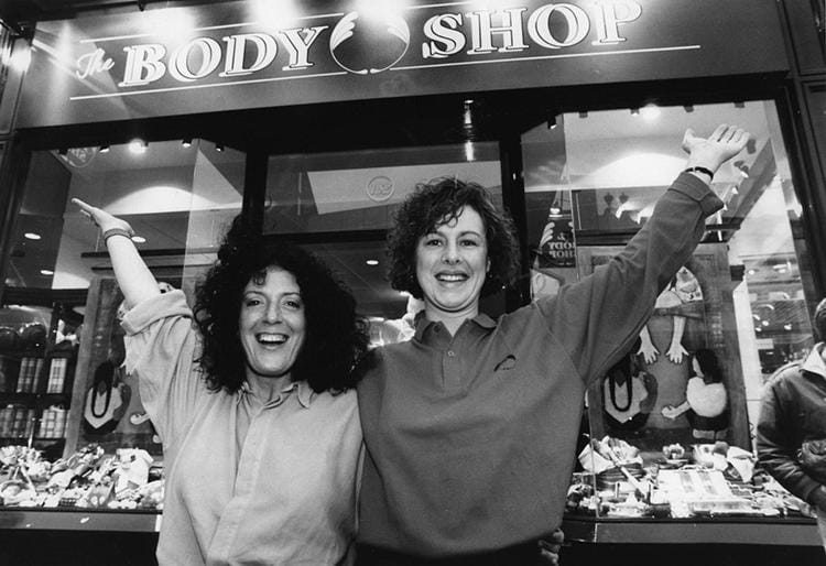 Anita Roddick (trái) cùng với đồng nghiệp bên ngoài cửa hàng The Body Shop vào năm 1990