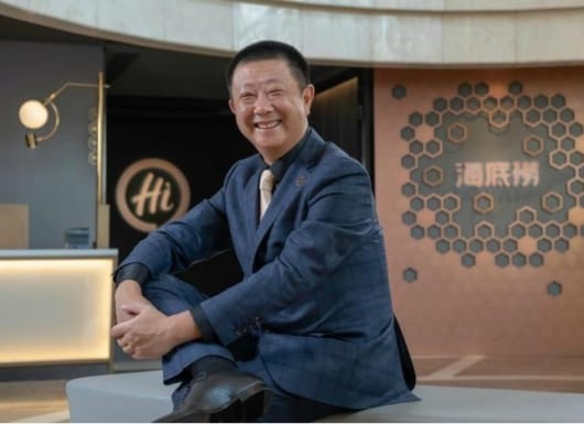 Tỷ phú Zhang Yong - Chủ tịch kiêm CEO của chuỗi nhà hàng lẩu Hai Di Lao - ông vua lẩu của Trung Quốc
