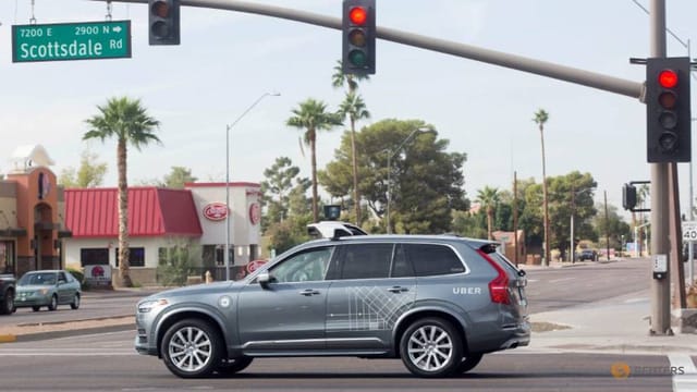 Một chiếc xe tự lái Volvo của Uber đang di chuyển quanh Scottsdale, bang Arizona