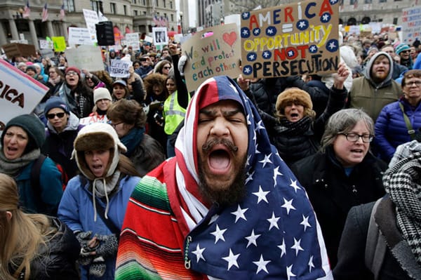 Người dân biểu tình phản đối sắc lệnh cấm nhập cảnh mới đây của ông Trump tại Boston
