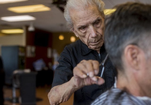 Cụ Anthony đã trở thành người thợ cắt tóc già nhất thế giới. (Andrew Seng/The New York Times)