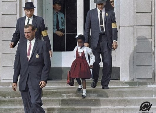 Ruby Bridges được ba cảnh sát to cao da trắng hộ tống đến trường