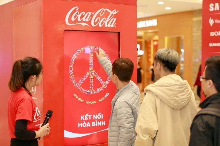 “Chiếc máy kết nối hòa bình” – Nơi duy nhất mọi người có thể sở hữu lon Coca-Cola đặc biệt 
