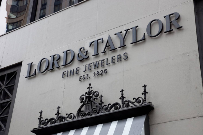 WeWork gần đây đã mua lại văn phòng Lord & Taylor (một nhà bán lẻ gặp khó khăn) ở khu Manhattan và có thể sẽ mua thêm các tòa nhà khác sử dụng nguồn tiền bên ngoài.