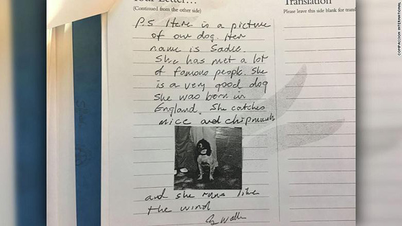 Cựu Tổng thống Bush gửi thư kèm hình con chó tên Sadie của ông (Ảnh: Compassion International)